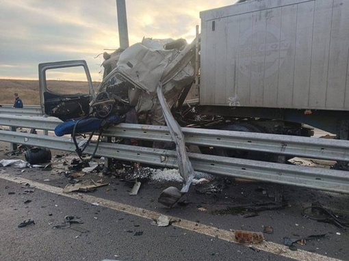 Жесткое ДТП случилось на 662-м километре трассы М-4 «Дон» 
 
Как известно, у грузового авто лопнуло колесо, из-за..