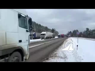 На всех дорогах Челябинской области сегодня сняли ограничения движения.

Видео: ГИБДД Челябинской..