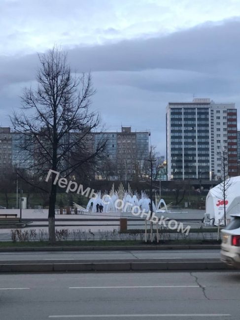 А Пермь продолжают украшать к Новому году ❄️ 

Пермяки, новогоднее настроение уже..