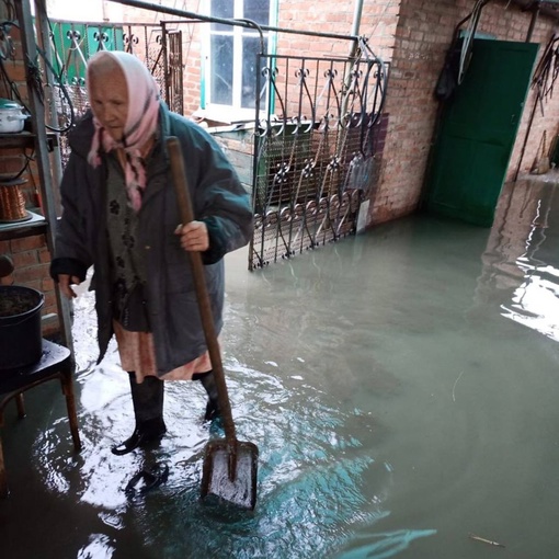 Фонтан из канализации затопил двор краснодарской бабушки Лиды

Это бабушка Лида, ей 86 лет, она живет на..
