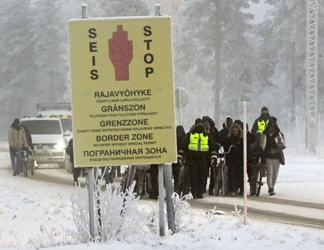 Финляндия оставит открытым всего один КПП на границе с РФ

Финские власти продолжают закрываться от наплыва..