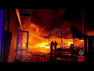 Дополнительные кадры ликвидации пожара на вещевом рынке в..