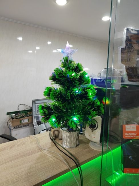На ЧМЗ уже установили новогоднюю елку.

Фото: паблик ВКонтакте «Подслушано..