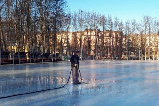 ⛸ Сегодня в Нижнем заработал первый в этом году каток.

Это ледовое поле «Катушка» в Автозаводском парке...