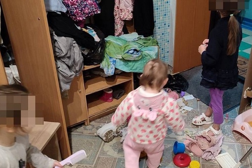 В Красноярском крае мать на сутки оставила троих детей одних в комнате общежития.

Как рассказали в МВД, к ним..