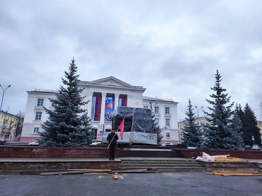 В Сарове вот так отметили годовщину Октябрьской революции.

Сделали это у остатков памятника Ленину, его..