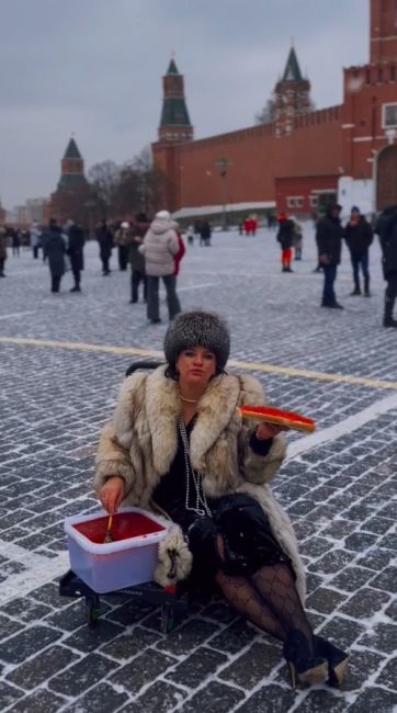 Двух россиянок поочерёдно задержали на Красной площади в Москве за съёмки в популярном нынче стиле slavic girl...