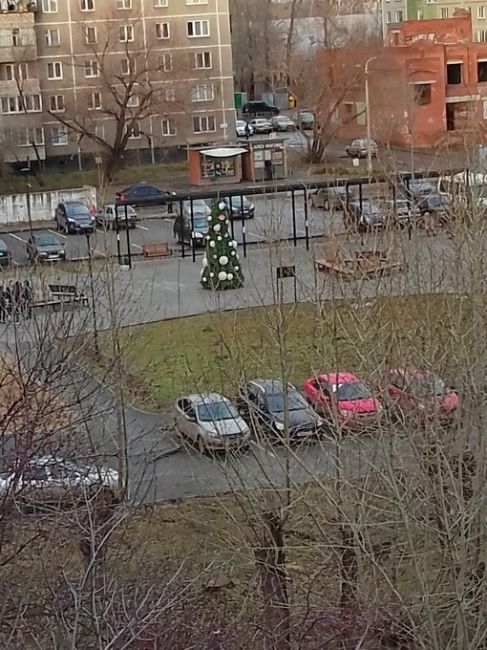 На ЧМЗ уже установили новогоднюю елку.

Фото: паблик ВКонтакте «Подслушано..