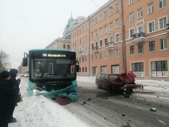 В Петербурге автомобиль «поцеловал» лазурный автобус

ДТП с общественным транспортом произошло сегодня..