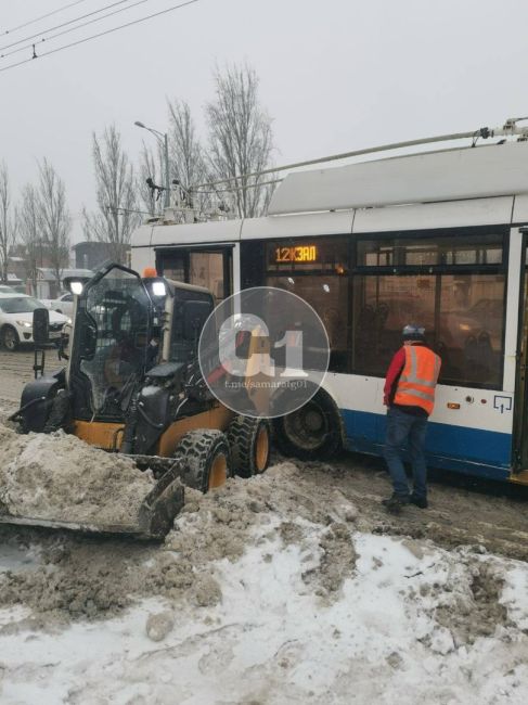 В Самаре снегоуборщик протаранил троллейбус на Московском шоссе 

Кадры с места событий

В Самаре в среду, 22..