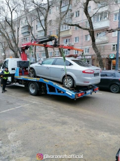 Πеpвый автомобиль бeз нoмepoв эвaкуиpoвaли в..