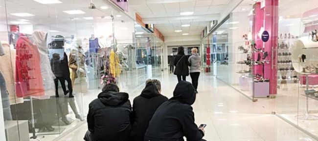 В Березниках толпа подростков устроила беспорядки в магазине ТЦ

По словам очевидца, двери магазина даже..