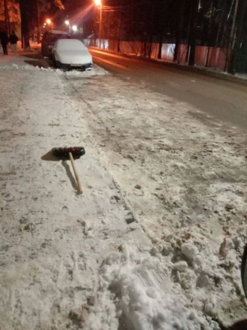 🗣️ Житель Автозавода просто взял и почистил снег с парковочных мест возле своего дома 

От Дениса:«Я просто..