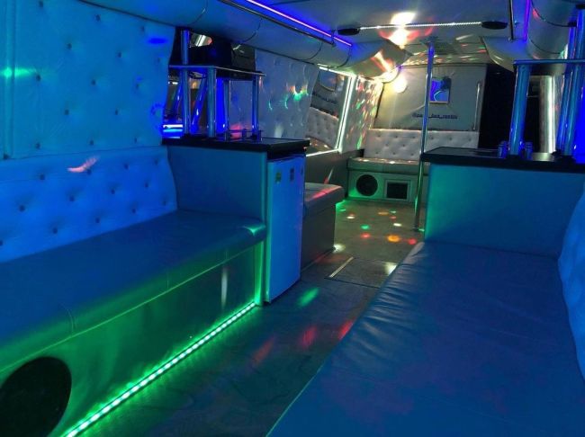 PartyBus (inst: party_bus_rostov) вернулся в Ростов! 🎆 
 Party bus - Это удобный и вместительный клуб на колесах🪩💃🏻 
 
 Зачем..