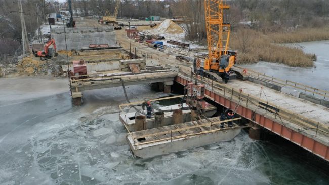 Новый мост через городское водохранилище «Ростовское море» построен на 90%. 
 
О промежуточных итогах..