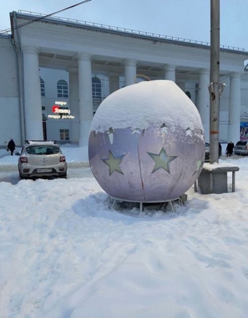 У дворца имени Чехова на Гайве появился новый арт-объект 

Как..