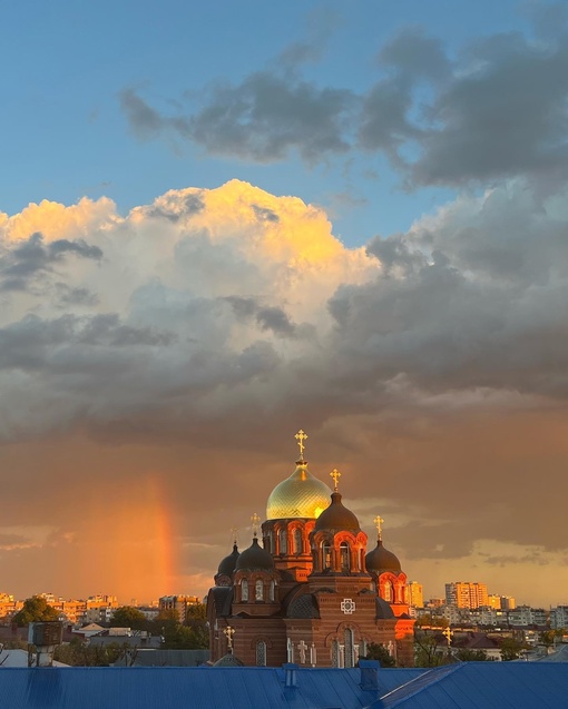 Какое сегодня радужное небо над Краснодаром 🌈 

Фото elina..