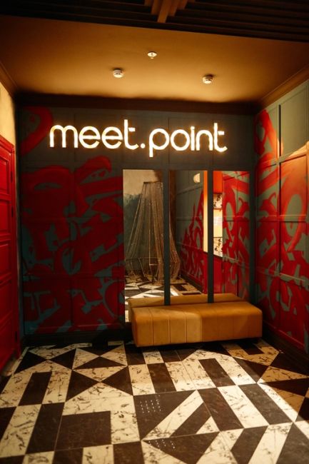 Легендарный бар meet.point открылся в «Гостином дворе»
 
meet.point - это танцевальный бар без понтов и комплексов, где..