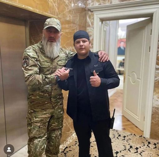 Ахмату Кадырову-младшему 4 дня назад исполнилось 18 лет, а потому любящий отец подарил ему должность

Старший..