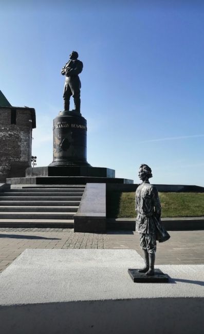 🗣️ На пл. Минина появилась мини копия памятника Валерию Чкалову 

Этот монумент был создан специально для..