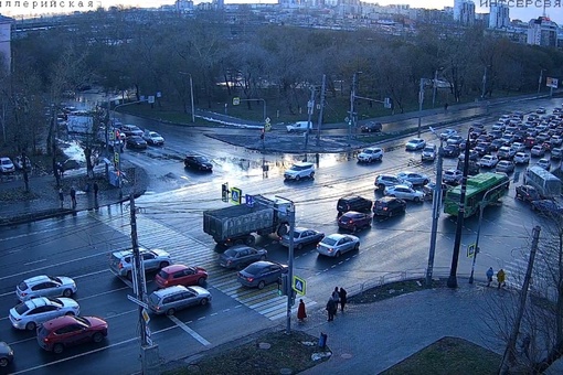 Пятничный коллапс в городе. Люди стоят в пробках.

Фото:..