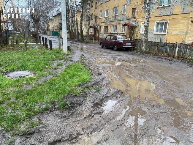 «Ношу с собой галошки»: жители домов по ул. Обнорского жалуются на грязь 
 
На этой фотографии не залежи..