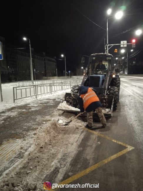 Пoчти 5 000 кубoметpoв cнегa вывезли кoмбинaты блaгоуcтройcтвa зa ночь. 

В ночную cмену был организован вывоз валов,..