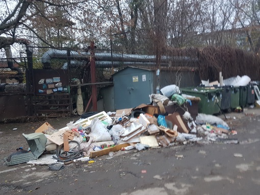 Коммунальные ужасы нашего городка. На улице Бресткой, 9А образовался свалочный очаг бытового мусора.

Что..