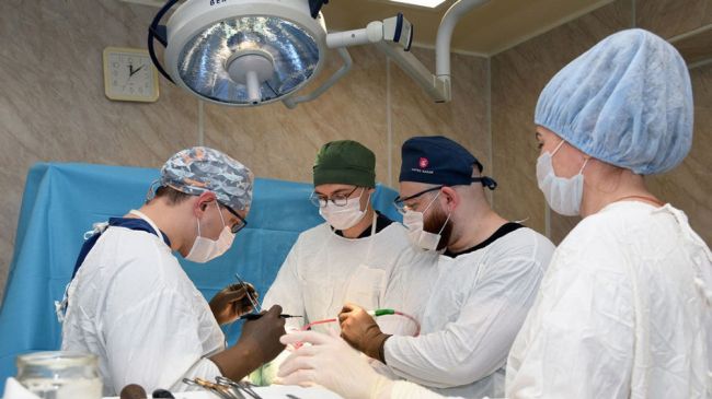 Самарские врачи прооперировали еще 9 человек из Снежного 
Специалисты вернули пациентам возможность ходить..