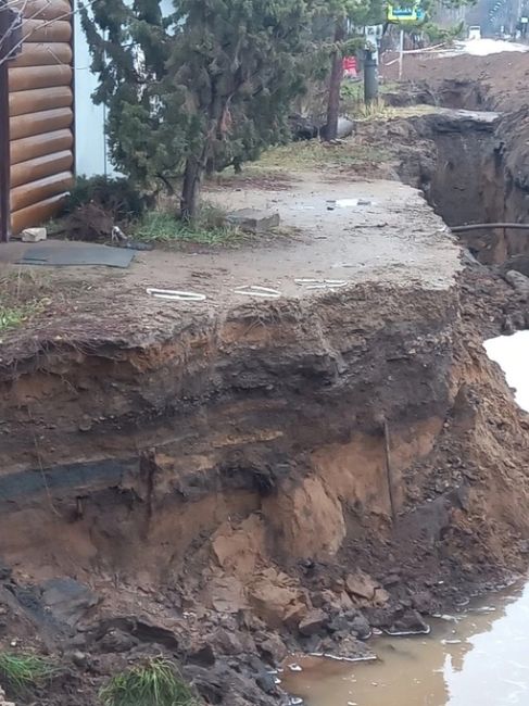 От подписчиков 

В Краснокамске ул. Красная в таком положении находится уже неделю. Грунт осыпается все..