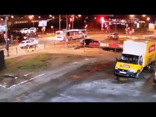 На перекрестке Планерной и Оптиков произошло ДТП с участием лазурного автобуса 
 
Момент аварии попал на..