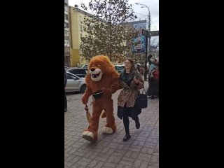 В центре Ростова сегодня было какое-то маскарадные шествие. Переодетые в клоунские костюмы мужчины и..