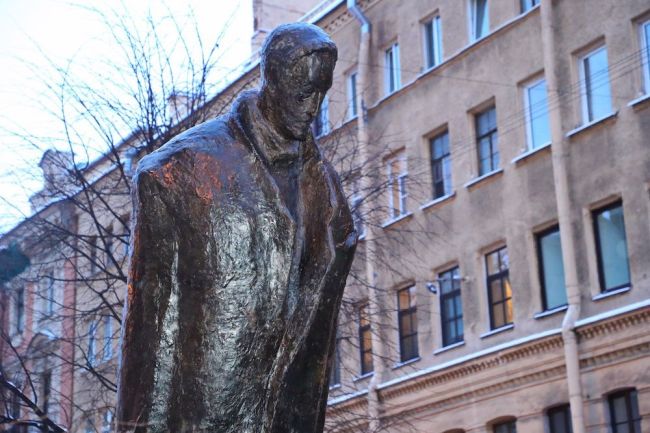 Так будет выглядеть памятник певцу Фёдору Шаляпину в Петербурге. Эскиз скульптора Евгения Ротанова и..