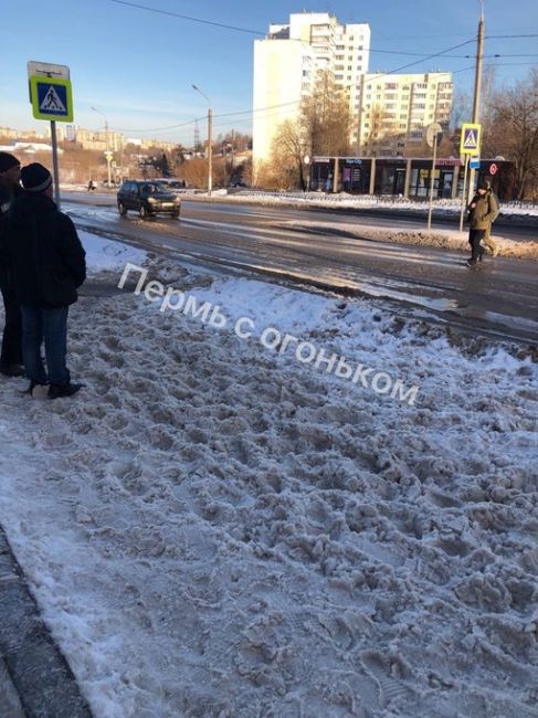 Конечная Садового. Жители пишут, что пешеходные дорожки, остановки совсем не чистят. 

По словам местных, туда..