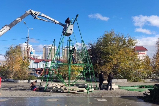 🎄 В сквере имени Гатова устанавливают первую городскую ёлку. Всего Краснодар украсят 9 новогодних ёлок,..