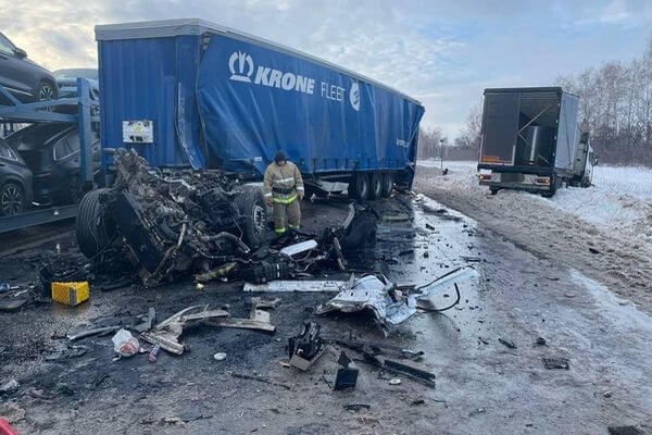 Один человек погиб, один пострадал в столкновении трех грузовиков на трассе М5 в Самарской области 

Авария..