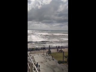 Море разбушевалась сегодня в Адлере 🌊

Люди пришли на набережную, чтобы посмотреть на огромные..