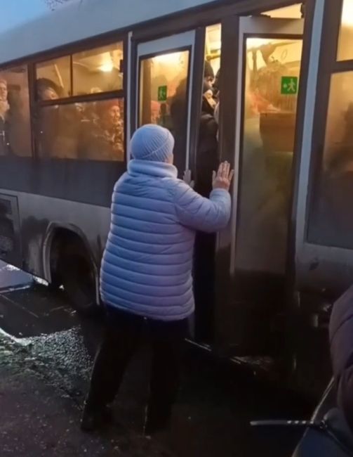 В Самаре пассажиры утрамбовывают друг друга в забитом до отказа транспорте 

Самарчанка продемонстрировала..