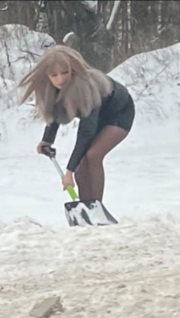 В Татарстане заметили проституток вдоль трассы М-7, которые самостоятельно чистят обочины от снега, чтобы..