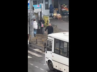 ⚡️Стандартная ситуация в Краснодаре, когда всем друг на друга глубоко всё равно 💁🏼‍♂️

Видео:..