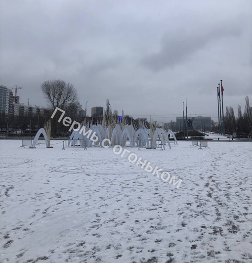 Такой новогодний фонтан появился на эспланаде в Перми у Театра-Театра

Как..