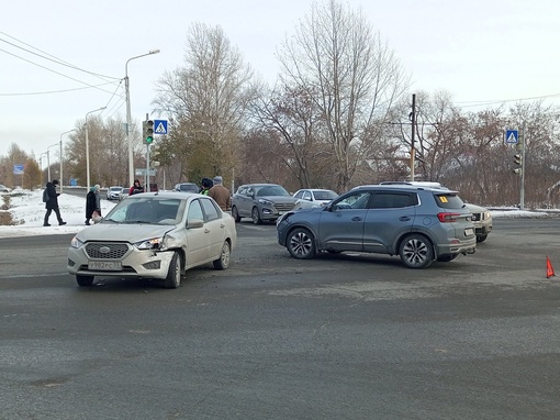 Авария на перекрёстке 4я Челюскинцев - Багратиона.

Новости без цензуры (18+) в нашем телеграм-канале..