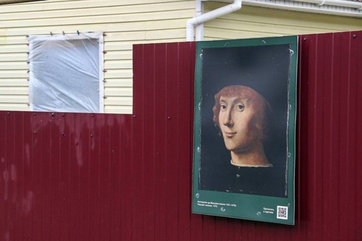 🗣️ такая необычная выставка появилась на улице Возрождения 

Вдоль домов можно встретить картины Давида..