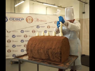 В Питере сделали гигантское пирожное «Картошка» весом 123 килограмма. 

Кондитерская из Петербурга решила..