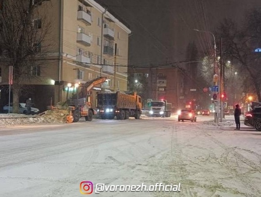 Ночью в Βоронеже была усилена работа комбинатов благоустройства. 

За ночь 179 единиц спецтехники уже..