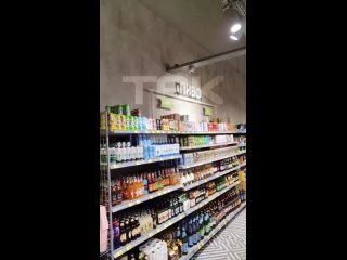 Крыса-шопоголик 😱

Гуляющую по полкам с продуктами крысу заснял наш подписчик в магазине «Пятерочка» в..