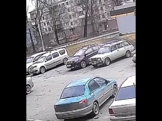 Дерево упало на автомобиль в Новокузнецке, в котором находились четыре человека, двое из них погибли, еще..