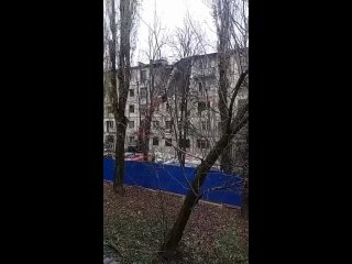 Многострадальную пятиэтажку на Кривошлыковском, 4 начали сносить. 

Спецтехника рушит этажи и перекрытия...