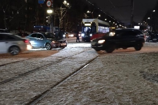 Из-за ДТП на Корнилова встали трамваи.
..