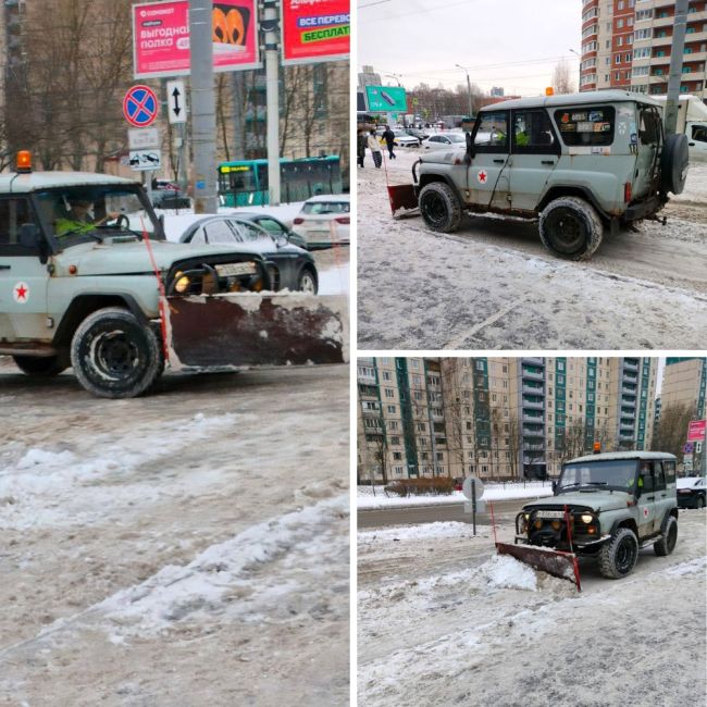 В Приморском районе заметили петербуржца, который в одиночку вышел на борьбу со снегом на стареньком УАЗике...